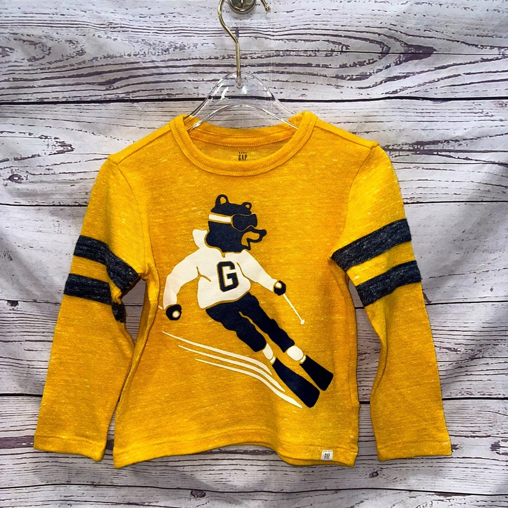 Gap Long Boy's Long Sleeve Yellow Featuring a Skiing Bear Shirt Size 2